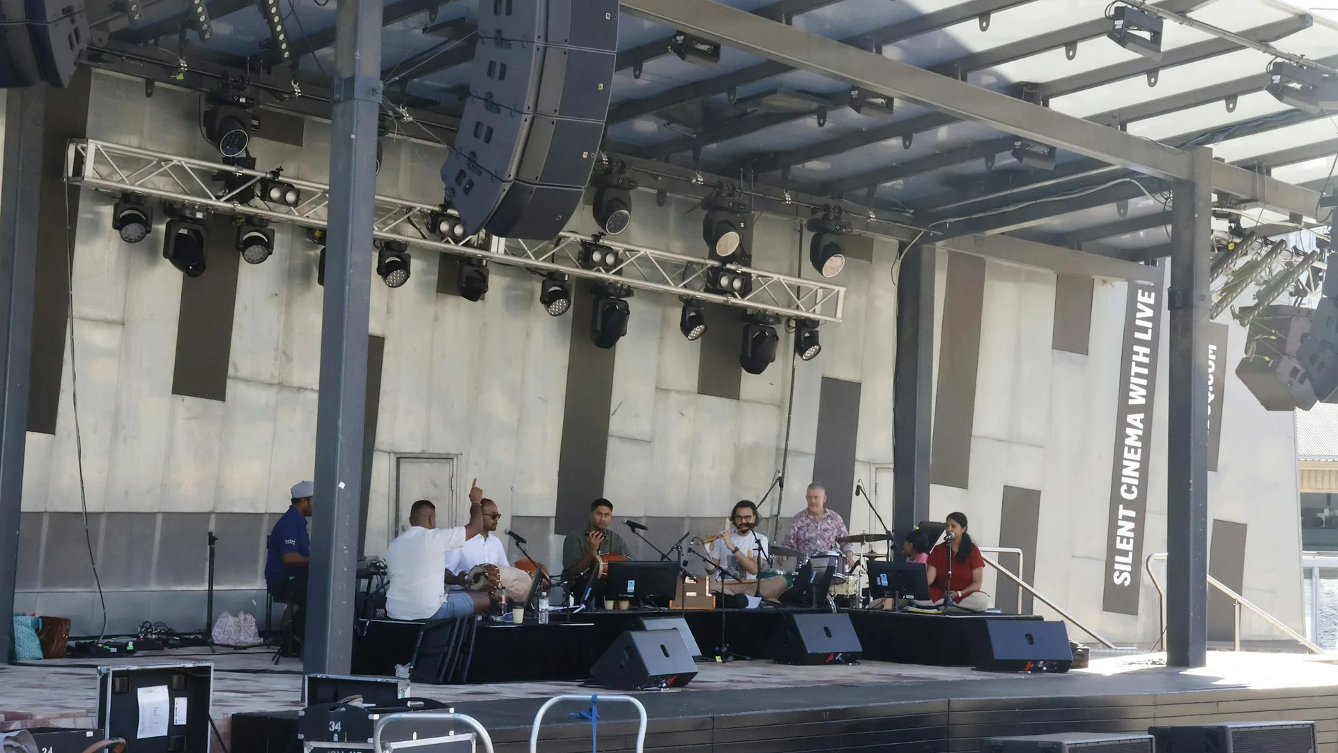 Podium met line-array speakers, moving heads en monitoren