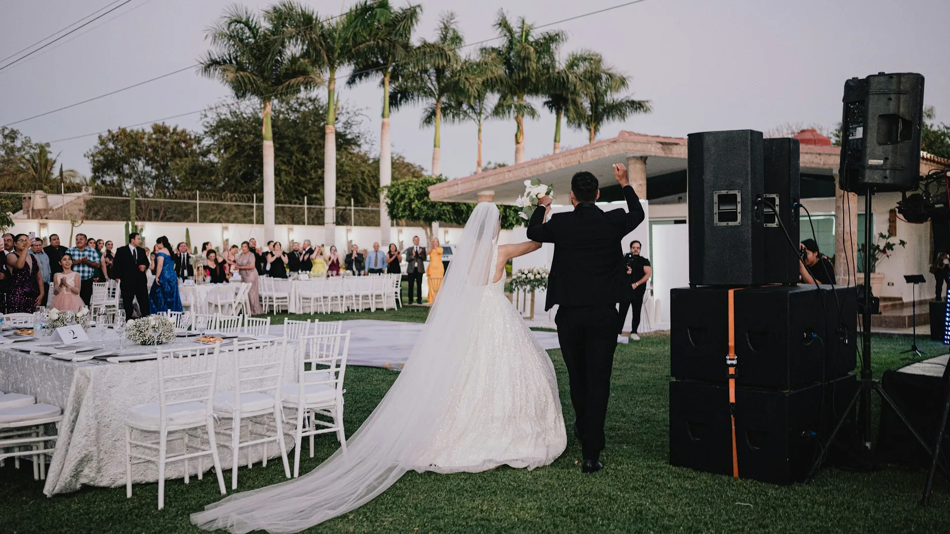 Line-array speakers aan truss boven een podium