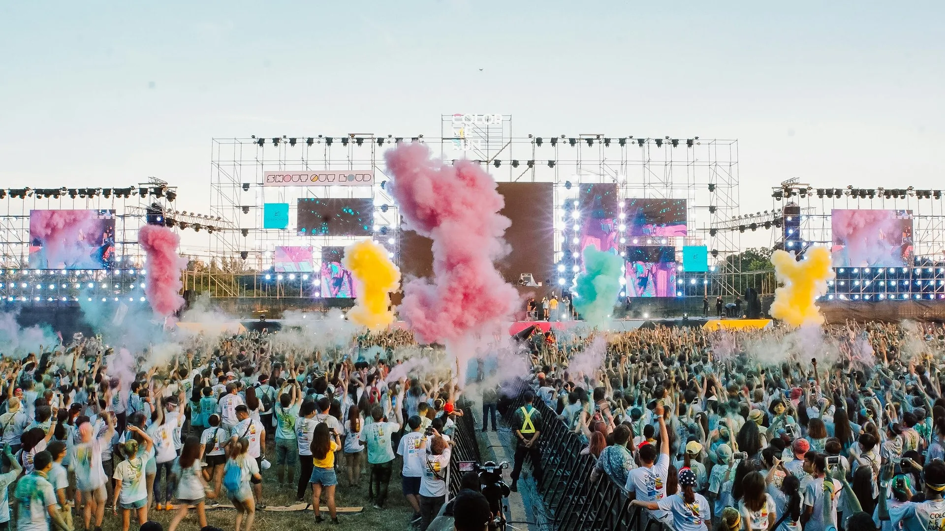LED-wand achter een podium tijdens een optreden