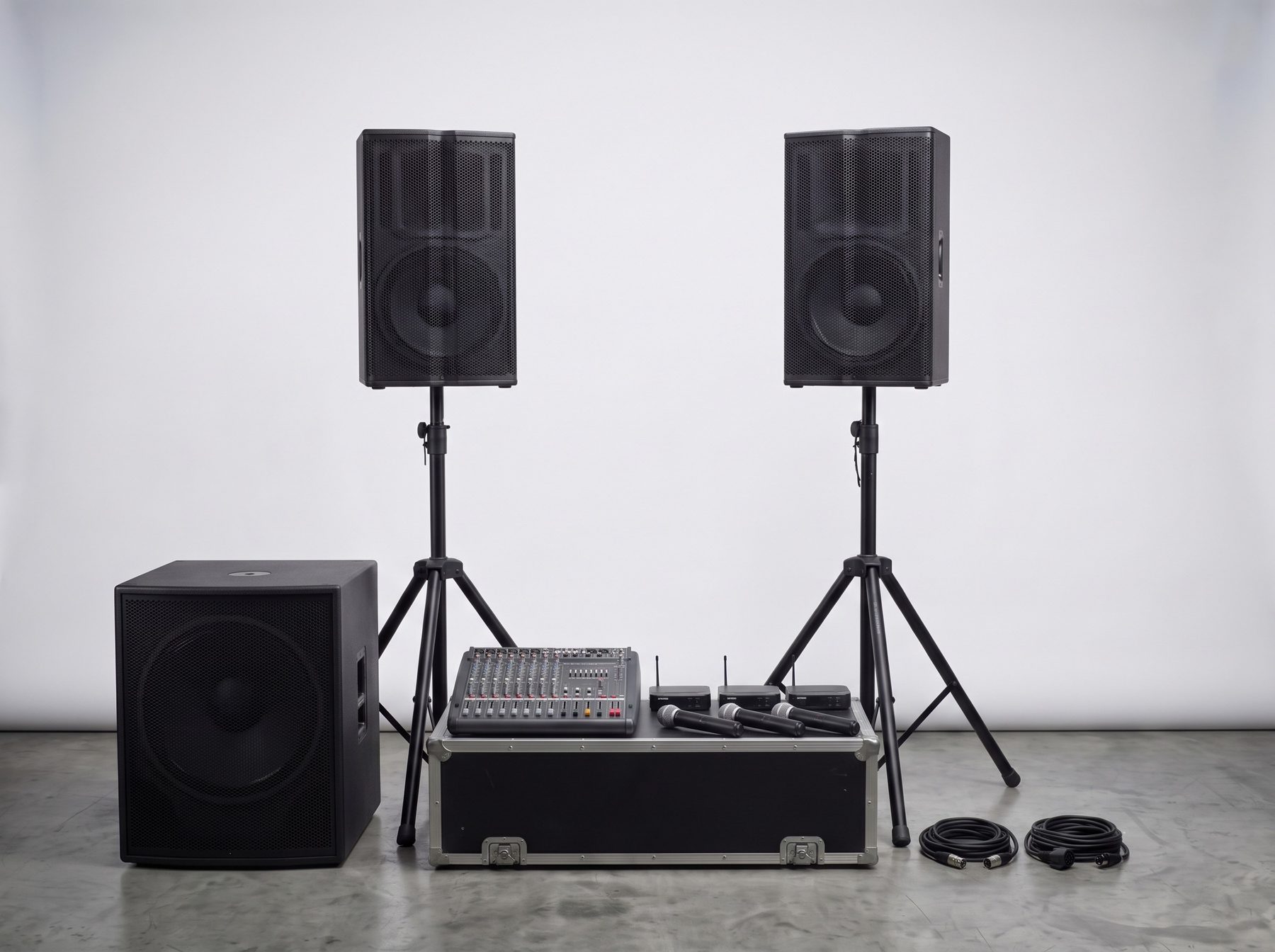 De Karaokeset tot 100 personen opgesteld: 2 speakers van 15 inch, 1 subwoofer van 18 inch, 2 statieven