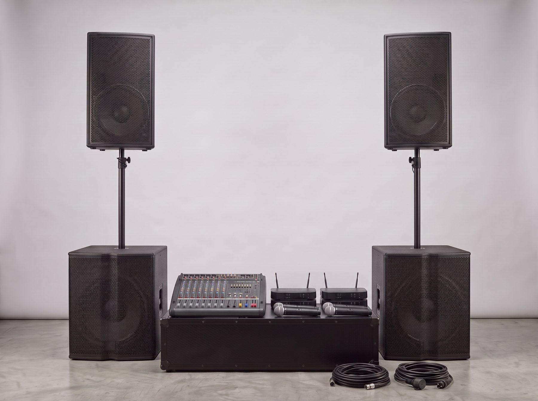 De Karaokeset tot 150 personen opgesteld: 2 speakers van 15 inch, 2 subwoofers van 18 inch, 2 tussenpalen