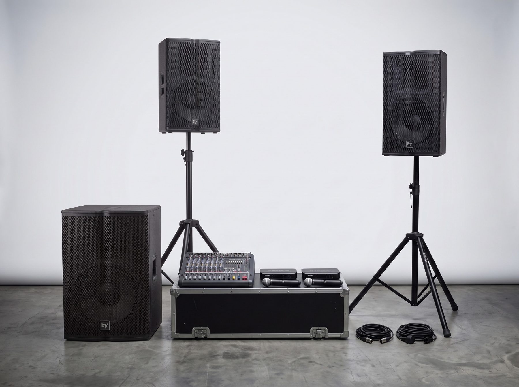 De Karaokeset tot 75 personen opgesteld: 2 speakers van 12 inch, 1 subwoofer van 18 inch, 2 statieven